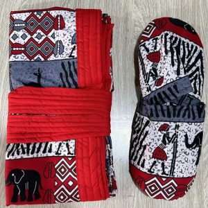 Ensemble peignoir et chaussons rouge, gris et blanc